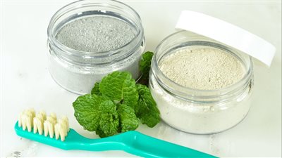 كيف تصنع مسحوق تبييض الأسنان بنفسك ونتيجته مضمونة١٠٠٪