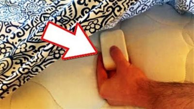 للمتزوجين فقط| لماذا يضع الرجال قطعه صابون اسفل المخدة أو السرير.. لن تصدق السبب!