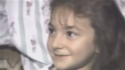 خمنوا من هذه الطفلة التي أصبحت فنانة شهيرة .. وفتاة أحلام شباب جيلها