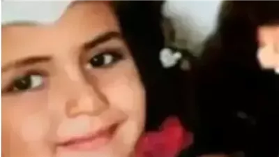 خمنوا من تكون هذه الطفلة الجميلة التي أصبحت فنانة شهيرة وبعدما انجبت بعمر 48 عام