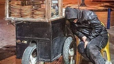 خرج شاباً من منزله يدفع عربته المحملة بالخبز