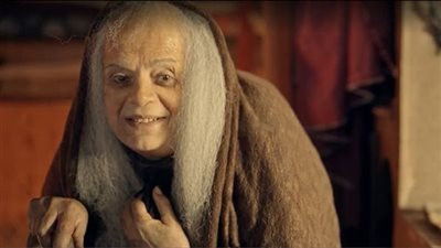 مفاجأة بشأن هوية العجوز التي هزت مواقع التواصل.. من هي؟