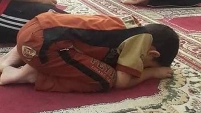 واحنا فـ صلاة التراويح فى المسجد وكنت بصلّى