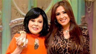 ملاحظة غريبة في ملابس ياسمين عبد العزيز مع إسعاد يونس.. ما هي؟