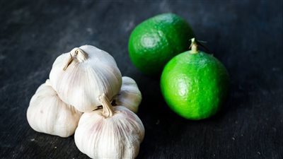 خلطات و وصفات بإستخدام الثوم و الليمون لصحة الچسم و جماله
