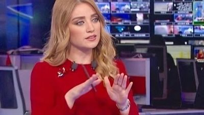 ماذا فعلت أجمل مذيعة عربية عندما اعتقدت انها ليست على الهواء..