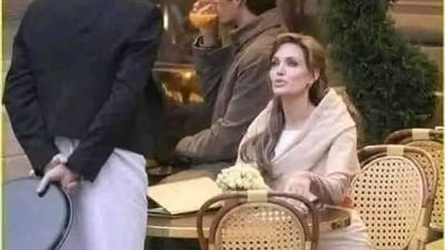 كانت جالسة كعادتها