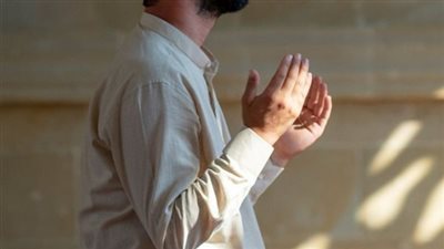 رجل لآ يصلي سأل رجلا يصلي