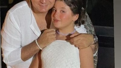 هذه الطفلة الجميلة ابنة فنان شهير وجدها ممثل قدير.. من هي؟