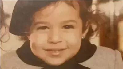 هذه الطفلة الجميلة ذات الوجنتين المنتفختين والطاقية المميزة أصبحت اليوم من أجمل الممثلات وزوجها فنان معروف !
