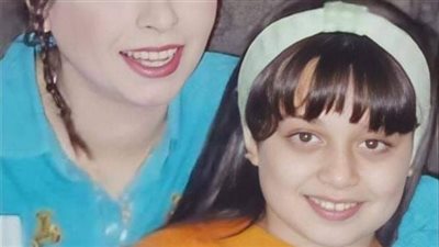 هذه الطفلة برفقة ناهد رشدي أصبحت فنانة شهيرة.. من هي؟