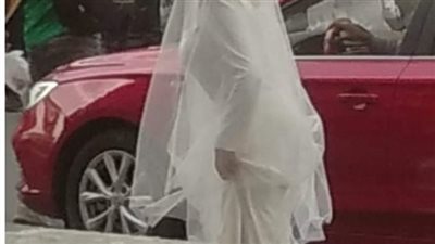 ظهور الفنانة سوسن بدر بـ فستان الفرح في شوارع طنطا