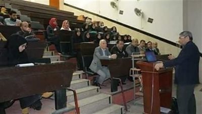 نقاش بين استاذ جامعة