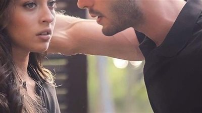 قرب منها وهو بيمسك ايدها لا يامزة