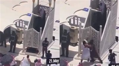 قبض اربعة رجال شرطه سعوديون علي شاب