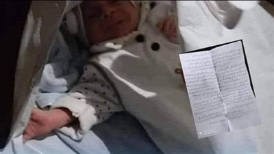 سيدة تضع رضيعها أمام دار للأيتام.. وتترك رسالة بالأسباب