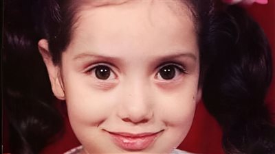 هذه الطفلة أصبحت فنانة شهيرة فائقة الجمال.. خمن من هي؟