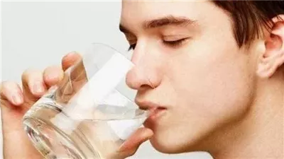 ما حكم من شرب أثناء أذان الفجر؟