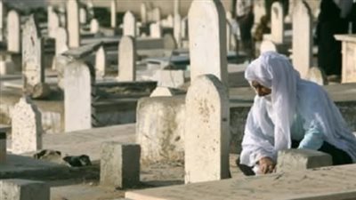 هل يشعر المـيت بمن يزوره وهل يسمع ما يقال له؟ وهل يعلم بأحوال أهله فى الدنيا ؟