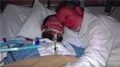 لن تصدق الأب ده مع ابنه في العناية المركزة