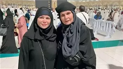 ملاحظة غير متوقعة في صورة يسرا وإلهام شاهين بالعمرة