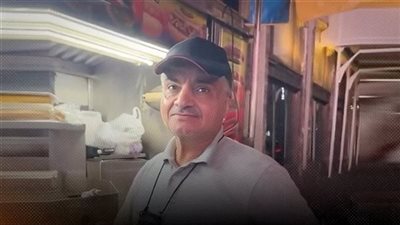 فيديو بائع مصري في تايمز سكوير يتحدى الغرامات الأمريكية ويصرّ على بث القرآن الكريم عبر مكبر صوت