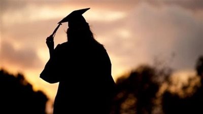 بعد ان تخرجت من الجامعة ذهبت لابيها لتبشره وهي سعيدة بتفوقها على زملائها وطلبت منه ان يوفي بوعده