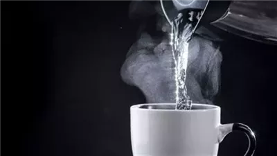 فتاة تشرب ماء ساخن على الريق لـ7 أيام ما حدث لجسمها أدهش الأطباء