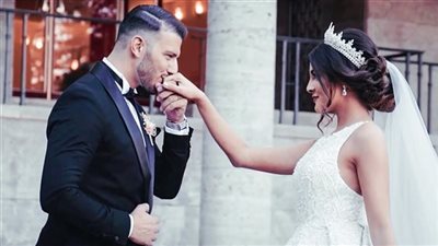مدير فندق سجل اكثر من 100 عريس وعروسة