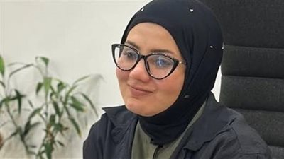 فى الثمانينات وبالتحديد فى منطقة العتبة الدكتورة ايمان راجعة شقتها وبتفتح