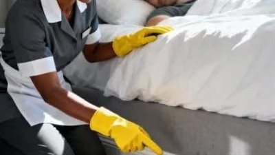 كانت مجرد عاملة تنظيف… لكن ما اكتشفته خلف الجدار أنقذ حياة مليونير!