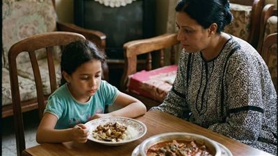 بينما كان زوجي مسافرًا خارج البلاد، اقتربت مني الطفلة وهي ترتجف
