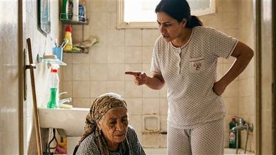 رجعت من السفر فجأة ولقيت مراتي سايبة أمي تنضف الحمام !