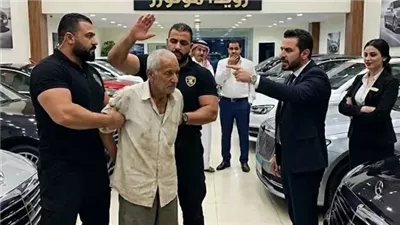 وصل والدُ صاحبِ المعرض إلى صالة العرض ليشتري سيارة… لكنهم طردوه لأنهم ظنّوه فقيرًا