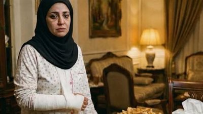 جعلني زوجي أستضيف حفلة عيد ميلاده وذراعي مکسورة