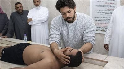 وأنا بغسّل المېت… رقبته كشفت سرًّا ما اتقالش في حياته