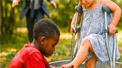 قال الطفل أغسل قدميها… وتمشي فضحك الغني… ثم تجمّد!