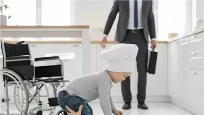 المليونير تظاهر بالسفر… ورجع لقى الکاړثة في المطبخ!