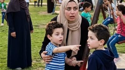 إبني وقف قدام المرجيحة