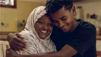 حپسها ابنها في مصحّةٍ أمام حفيدها ذي الثلاثة عشر عامًا… وبعد خمس سنوات، عاد الصبيّ بسرٍّ لم يكشف الحقيقة فقط