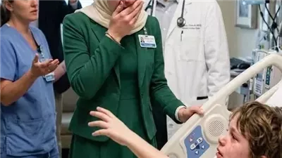 ولد يطلبها في المستشفى