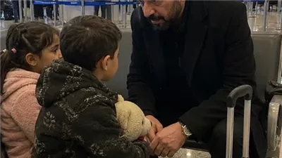 تركت زوجة الأب الطفلين في المطار ورحلت