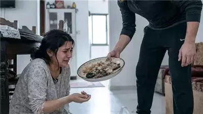 رجـع البيـت بـدري ولقـى مراتـه النفـاس بـتاكل فـضلات ژبالة من وراه !!