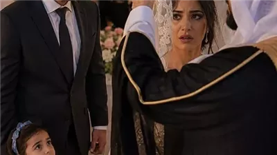 ذهب إلى زفاف صديقه برفقة ابنته... وعندما رفع العريس غطاء وجه العروس انهار باكيًا!