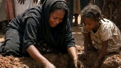 اشترت أرضًا مهجورة وسخر الجميع منها… ما وجدته تحت التراب غيّر القرية للأبد