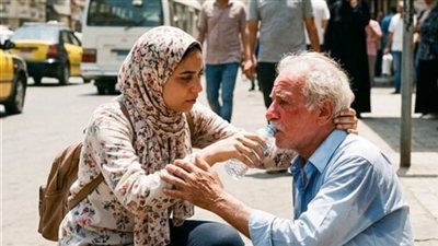 ساعدت راجل كبير في السن
